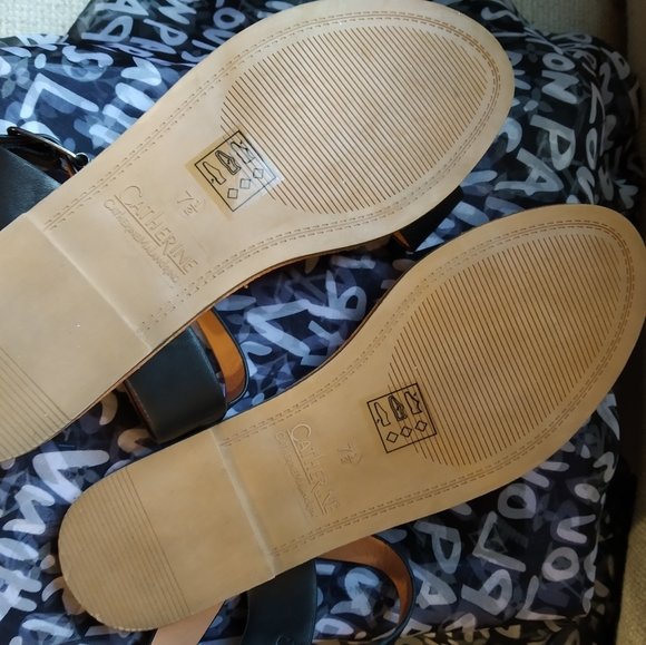 *NWOT* Black strappy sandal with buckle clasp - Picture 4 of 4